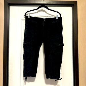 Sonoma black capris with side pockets, size 10.